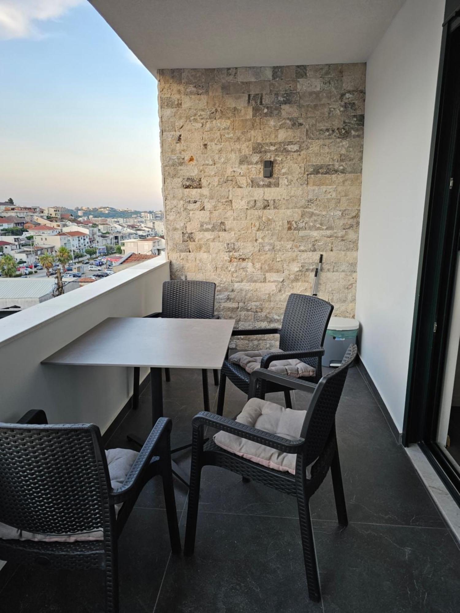 Apartments Ishmi In Center Of Ulcinj Exterior photo